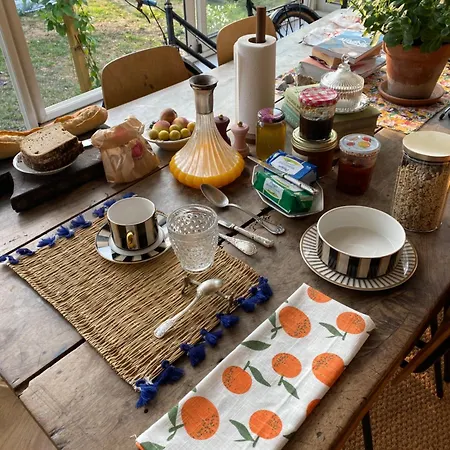 Venez Chez Nous Dans Les Pyreneess ! & Caravanes ! Pause Cafe& The -buvette-lecture-photographie -dessin -cuisine-jardinage Et Poulailler ! Venez Ecouter Des Vinyles Devant La Cheminee !